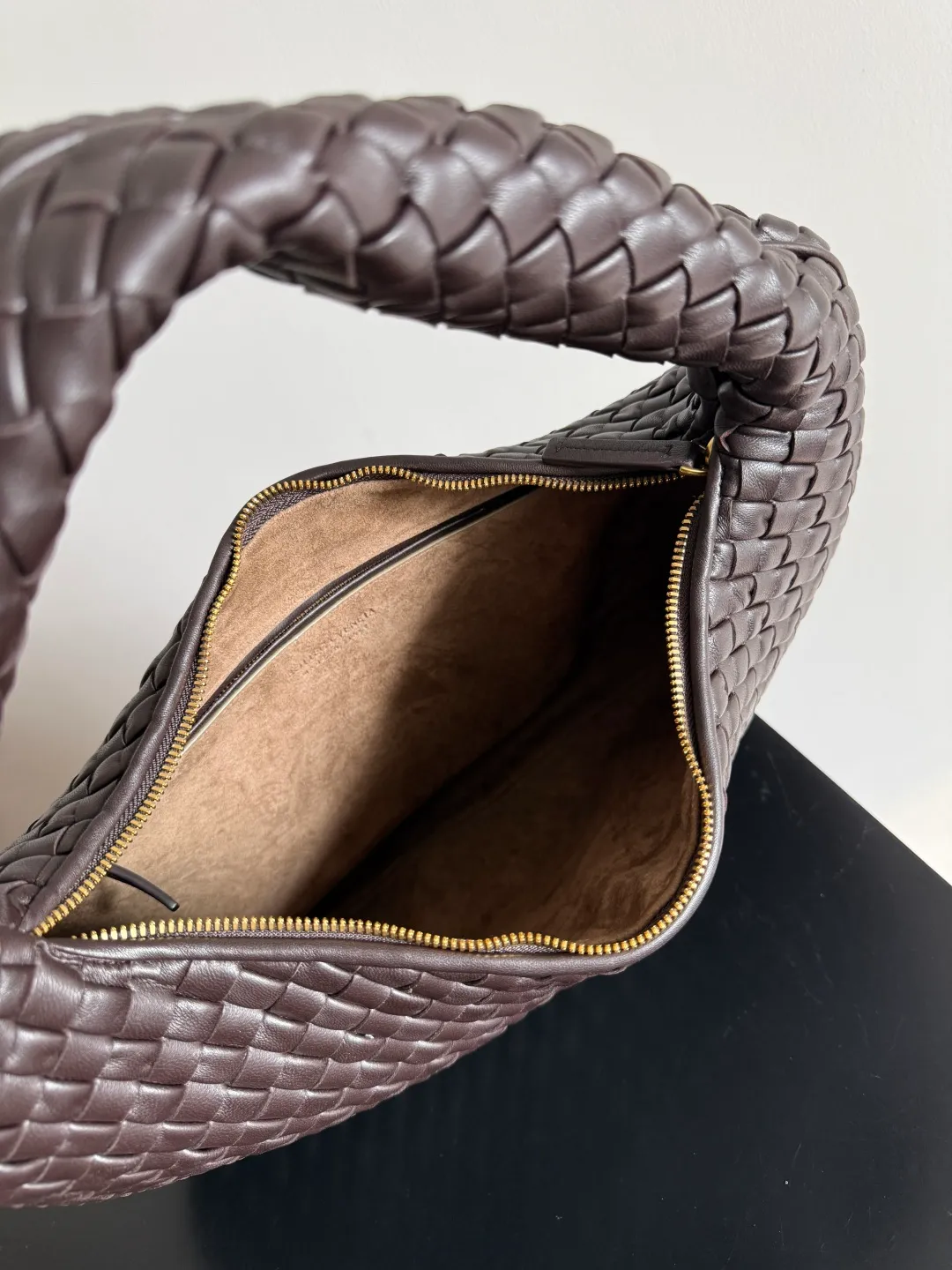 Batch 2120 BV Bottega Veneta's new early spring women's shoulder bag. The soft and delicate Hobo bag has been shipped! Many friends are waiting for this bag. It has a round shape and a large capacity. It can hold a 50-fold umbrella inside. Babies with a lot of daily items do not need to worry about the capacity of this bag. It is a practical bag for traveling and commuting. Although it is fluffy, it is soft and comfortable when carried on one shoulder. It has a modern and retro feel. Model No.: 856737 Size: 44*28*5cm